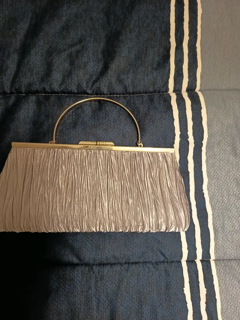 Cartera de mano elegante color plateadodorado - 1