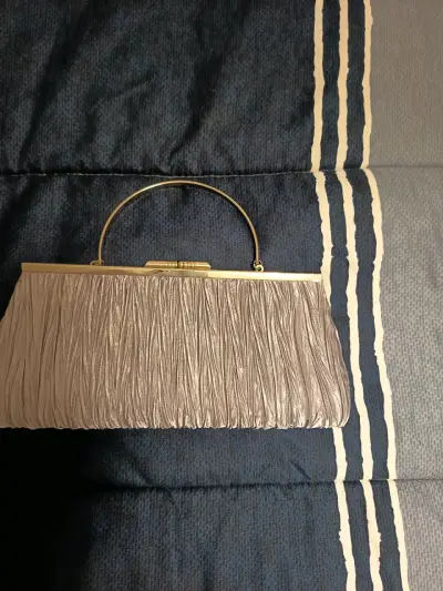 Cartera de mano elegante color plateadodorado - miniatura 1