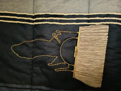 Cartera de mano elegante color plateadodorado - miniatura 2