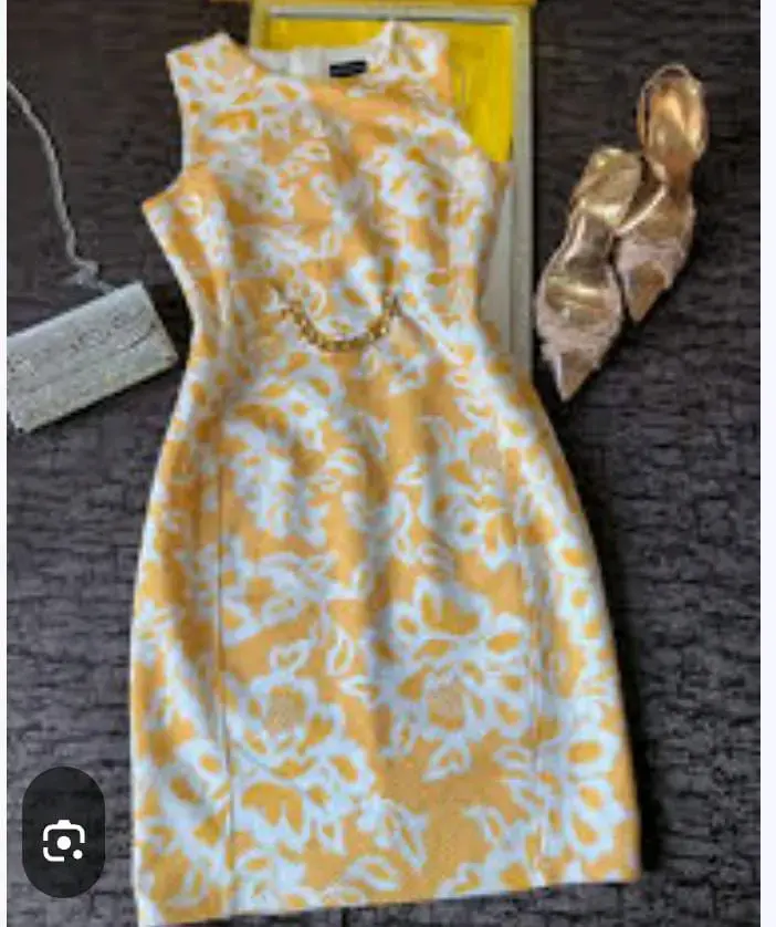 Vestido floral amarillo y blanco elegante - 1
