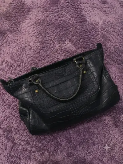 Bolso de mano con textura cuero cocodrilo - miniatura 1
