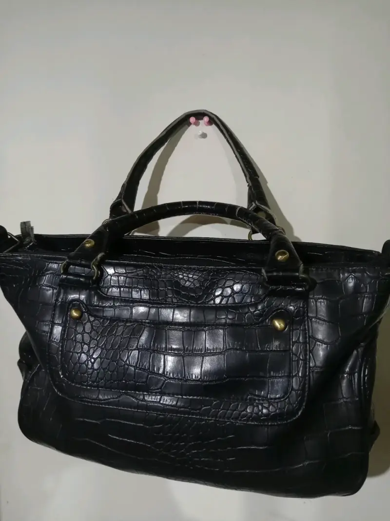 Bolso de mano con textura cuero cocodrilo - 2