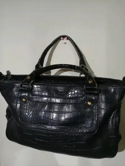 Bolso de mano con textura cuero cocodrilo - miniatura 2