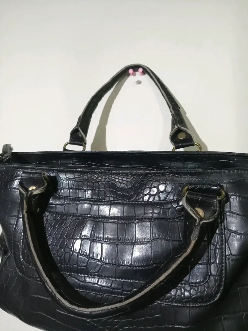 Bolso de mano con textura cuero cocodrilo - 3