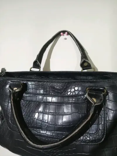Bolso de mano con textura cuero cocodrilo - miniatura 3