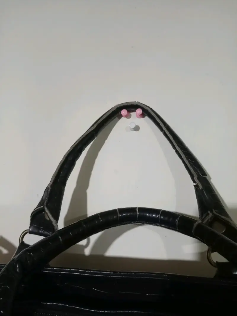 Bolso de mano con textura cuero cocodrilo - 4