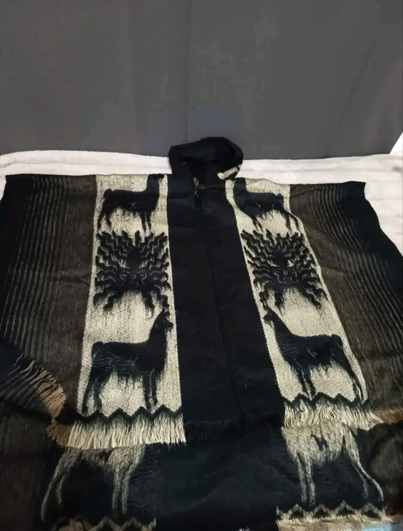 Poncho de lana con diseño de llamas