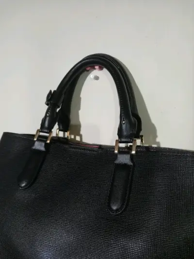 Bolso de mano negro elegante - miniatura 3