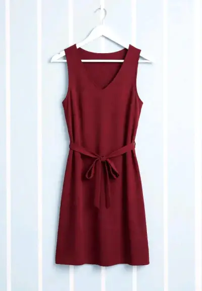 Vestido corto burdeos con cinturón - miniatura 2