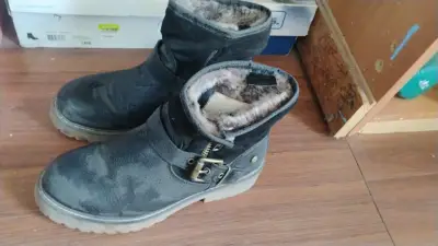 Botas negras con forro de piel sintética - miniatura 1