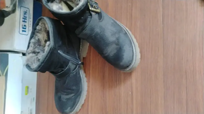 Botas negras con forro de piel sintética - 2