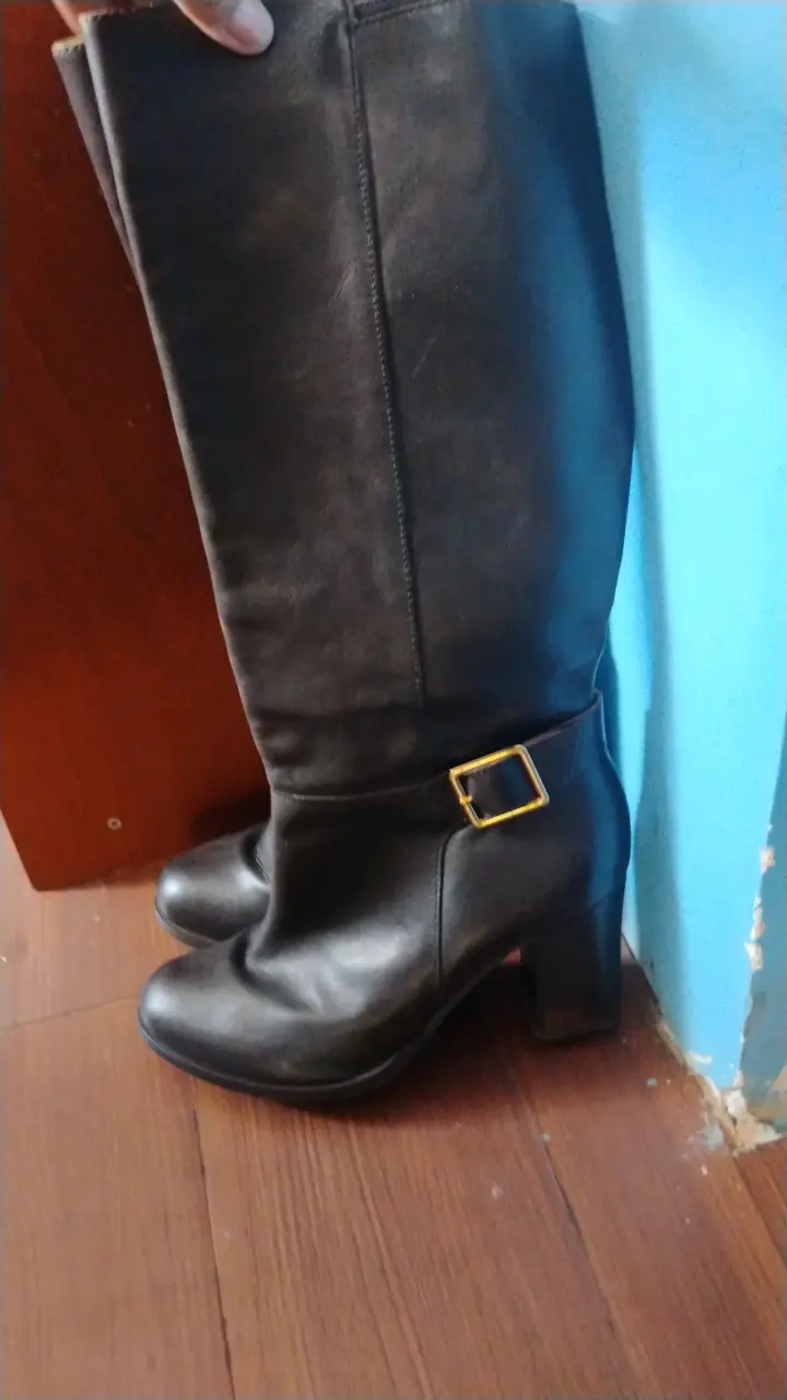 Botas de cuero negras con hebilla dorada - 2