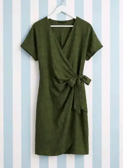 Vestido corto verde militar con lazo - miniatura 2