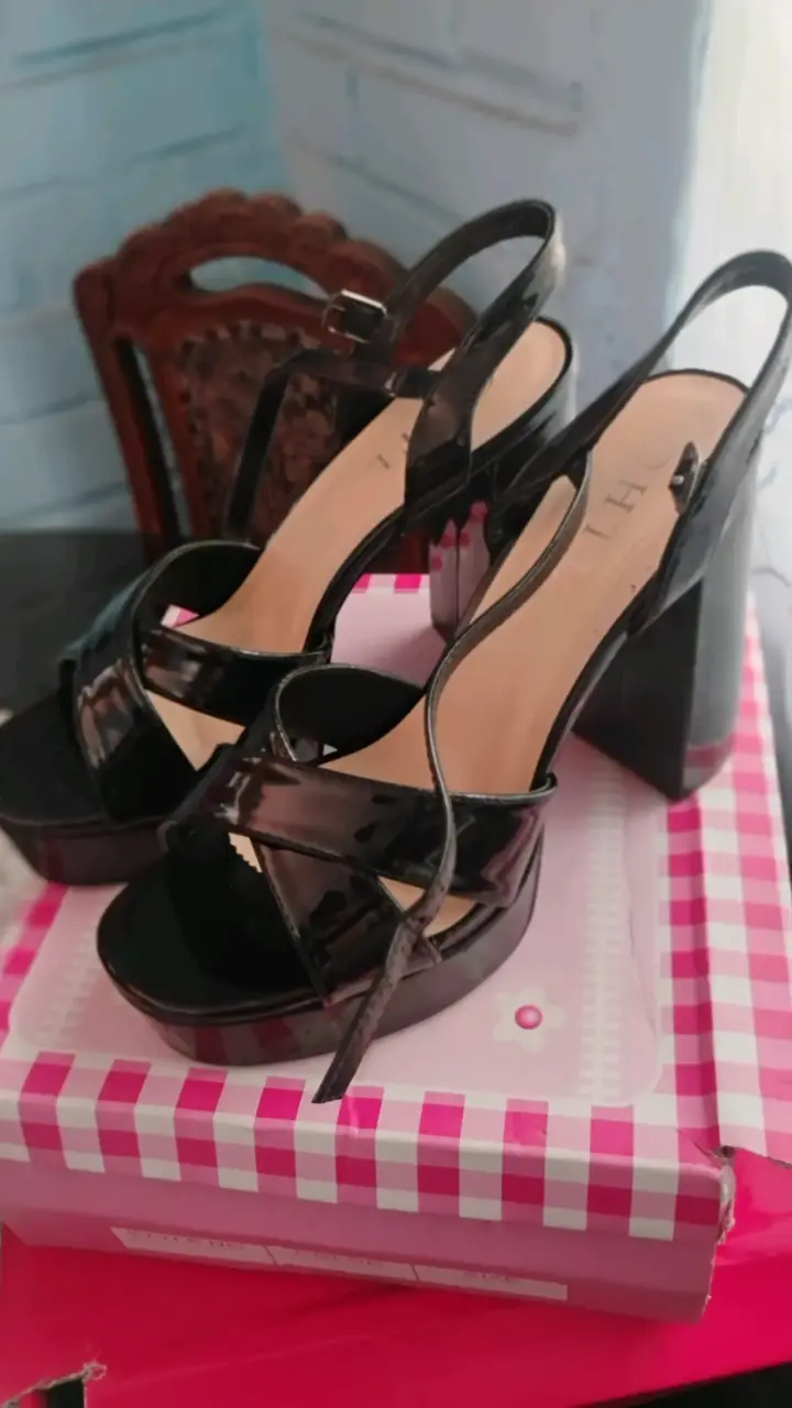Sandalias de tacón alto negras brillantes - 1