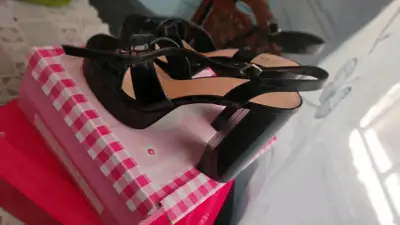 Sandalias de tacón alto negras brillantes - miniatura 3