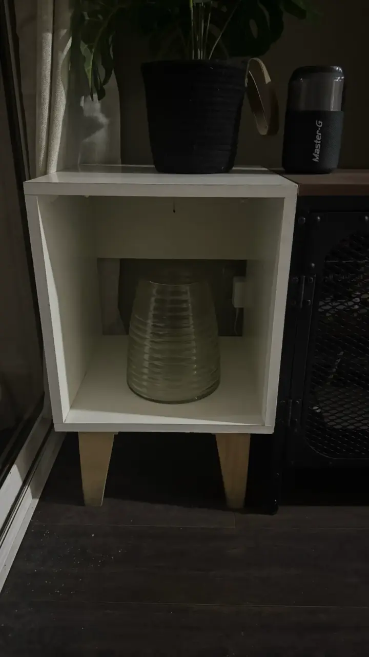 Mesa auxiliar blanca con patas de madera