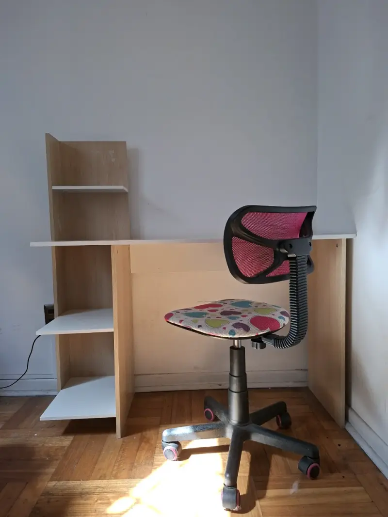 Escritorio de madera con estantes laterales - 2
