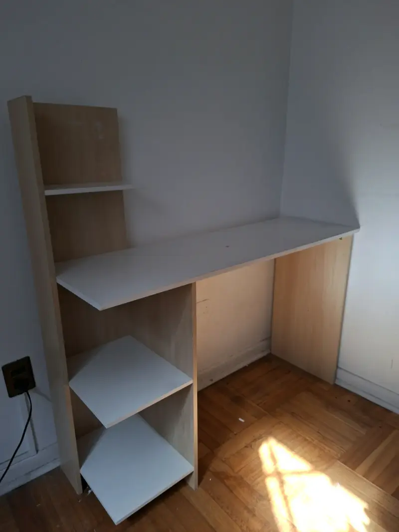 Escritorio de madera con estantes laterales - 3