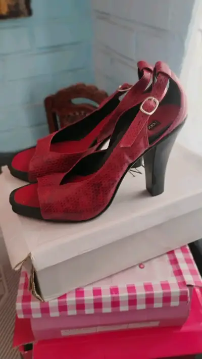 Sandalias de tacón rojas Azaleia elegantes - miniatura 2