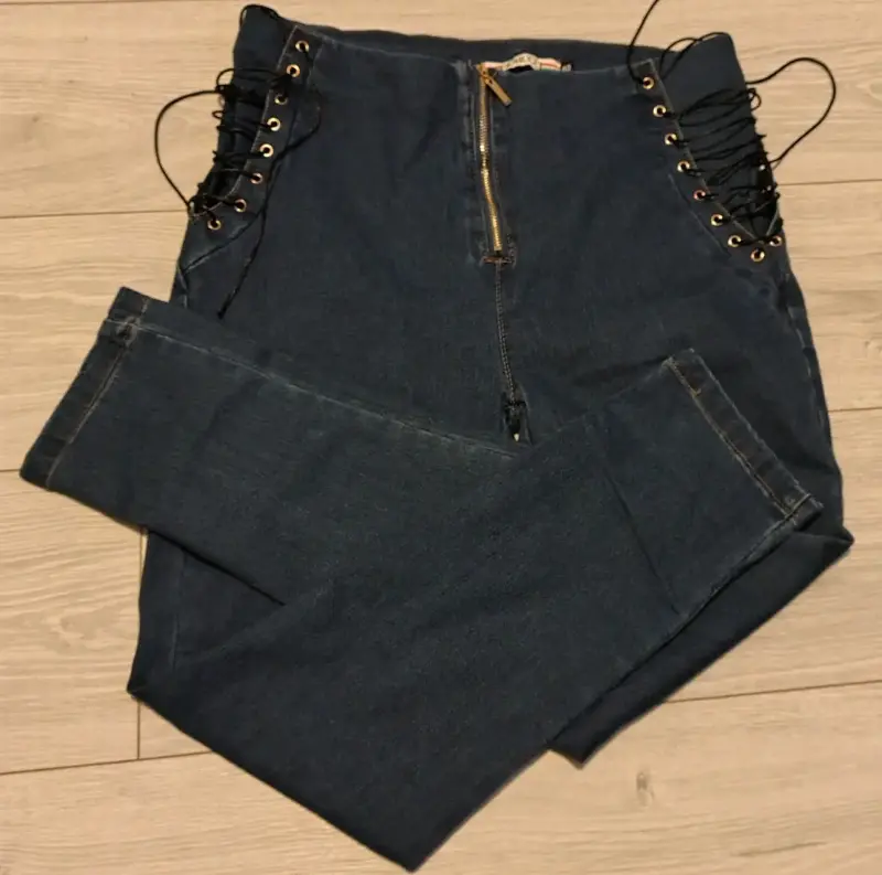 Pantalones de mezclilla azul con cordones laterales
