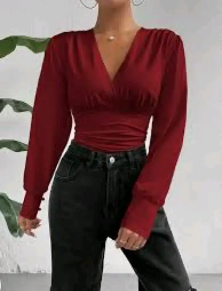 Blusa roja de manga larga con escote en V - 1