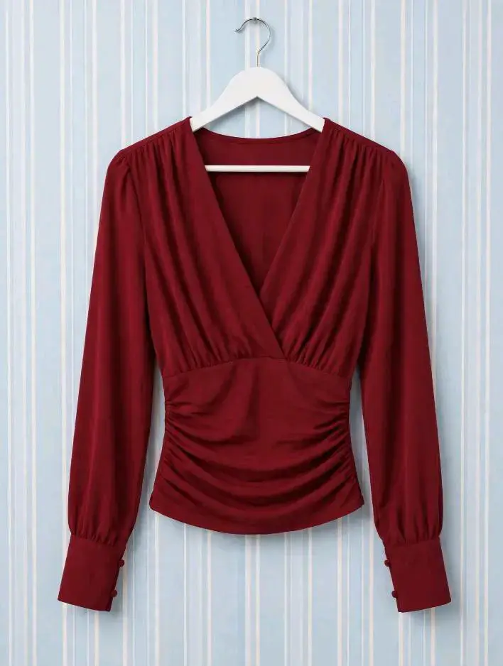 Blusa roja de manga larga con escote en V - 2