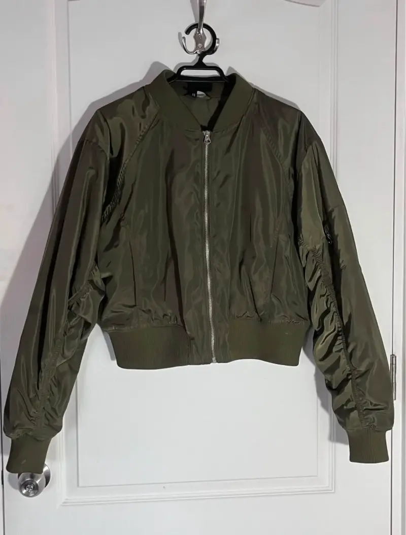 Chaqueta bomber verde oliva H&M Divided - 1