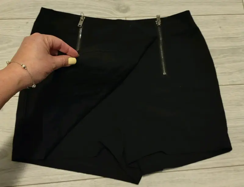 Falda short negros con cierres metálicos - 1