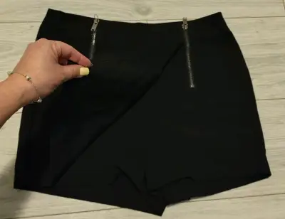 Falda short negros con cierres metálicos - miniatura 1