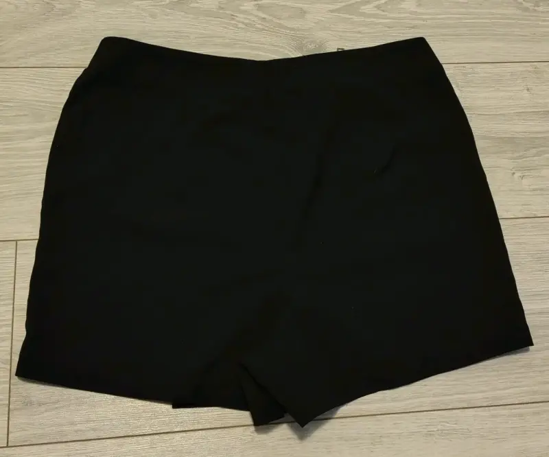 Falda short negros con cierres metálicos - 2