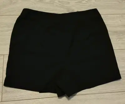 Falda short negros con cierres metálicos - miniatura 2