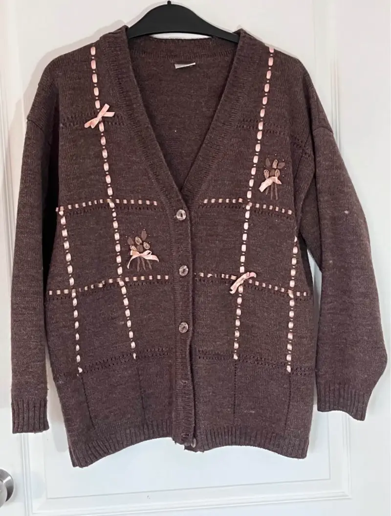 Cardigan de lana marrón con detalles decorativos - 1