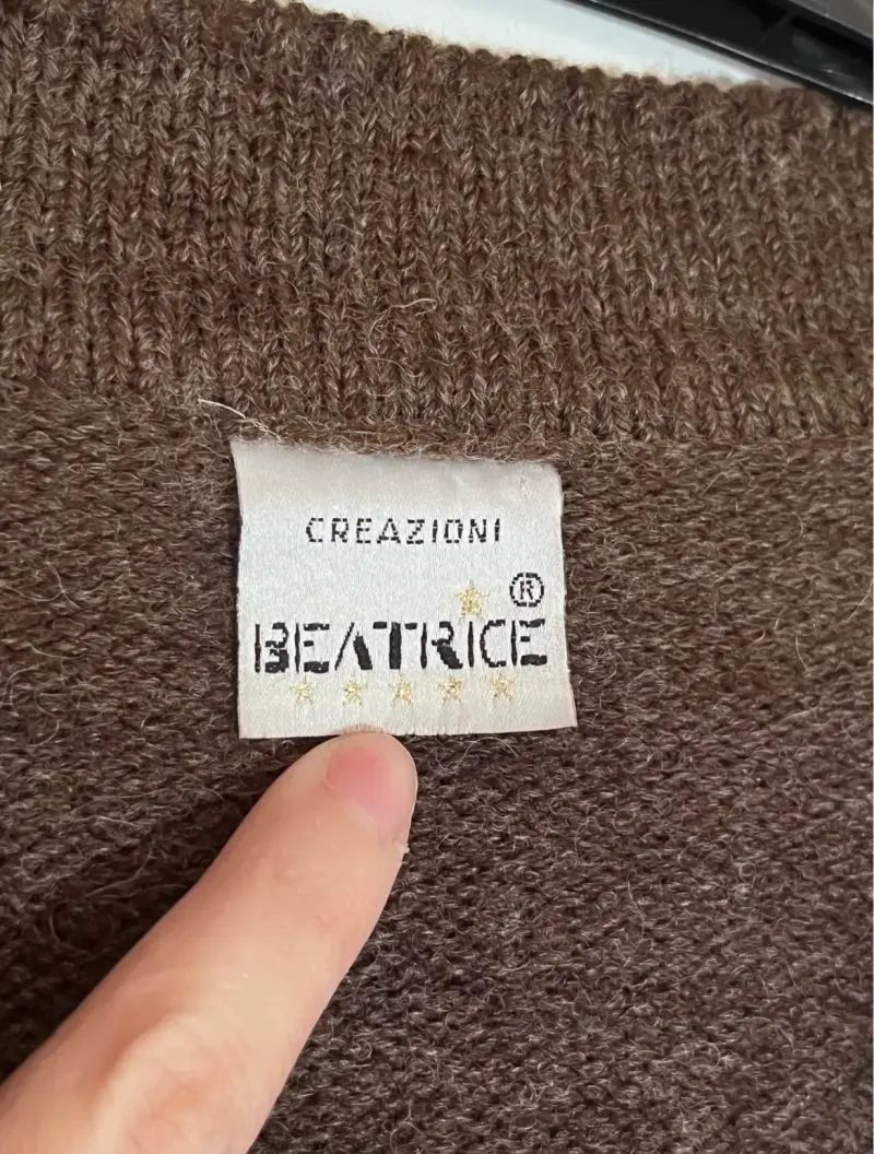 Cardigan de lana marrón con detalles decorativos - 2