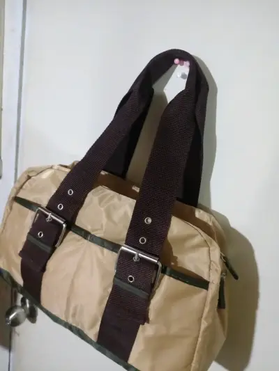Bolso sporty de mano beige - miniatura 3