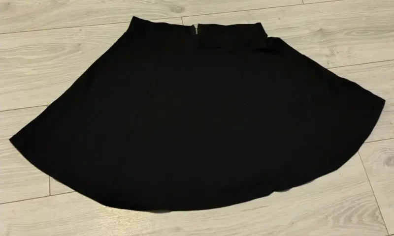 Falda corta negra con cierre trasero - 1
