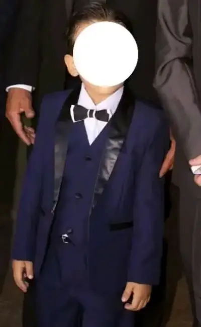 Traje de niño azul con corbata de moño - miniatura 1