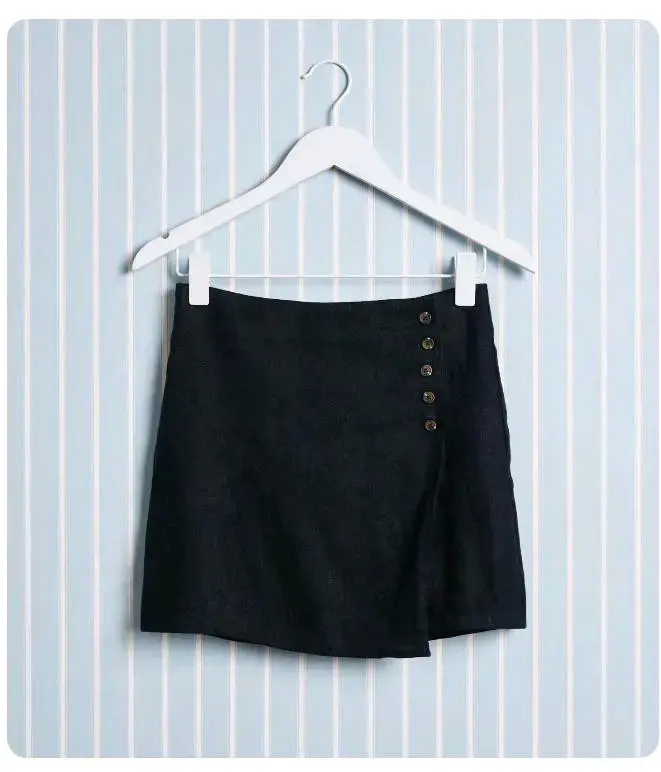 Falda corta negra con botones decorativos - 2