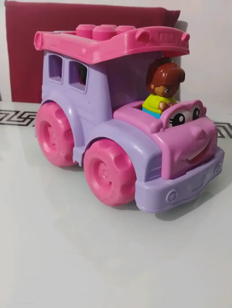 Camión de juguete ABC con bloques y figura - 2