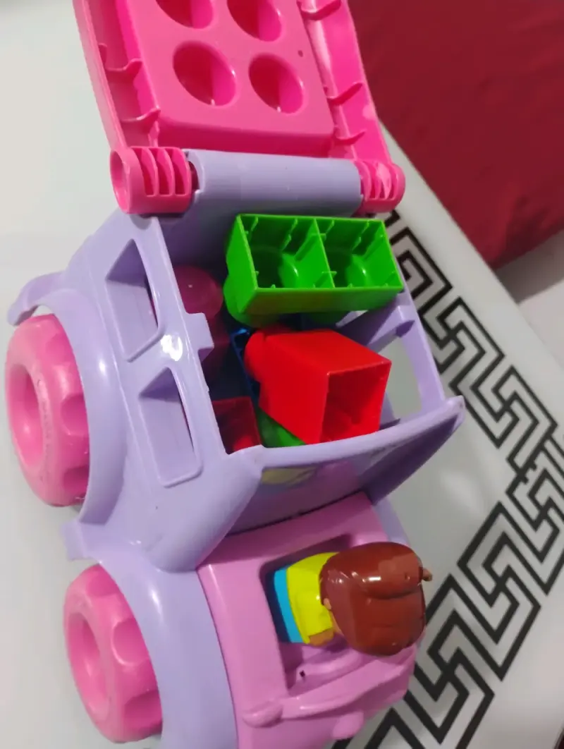 Camión de juguete ABC con bloques y figura - 3