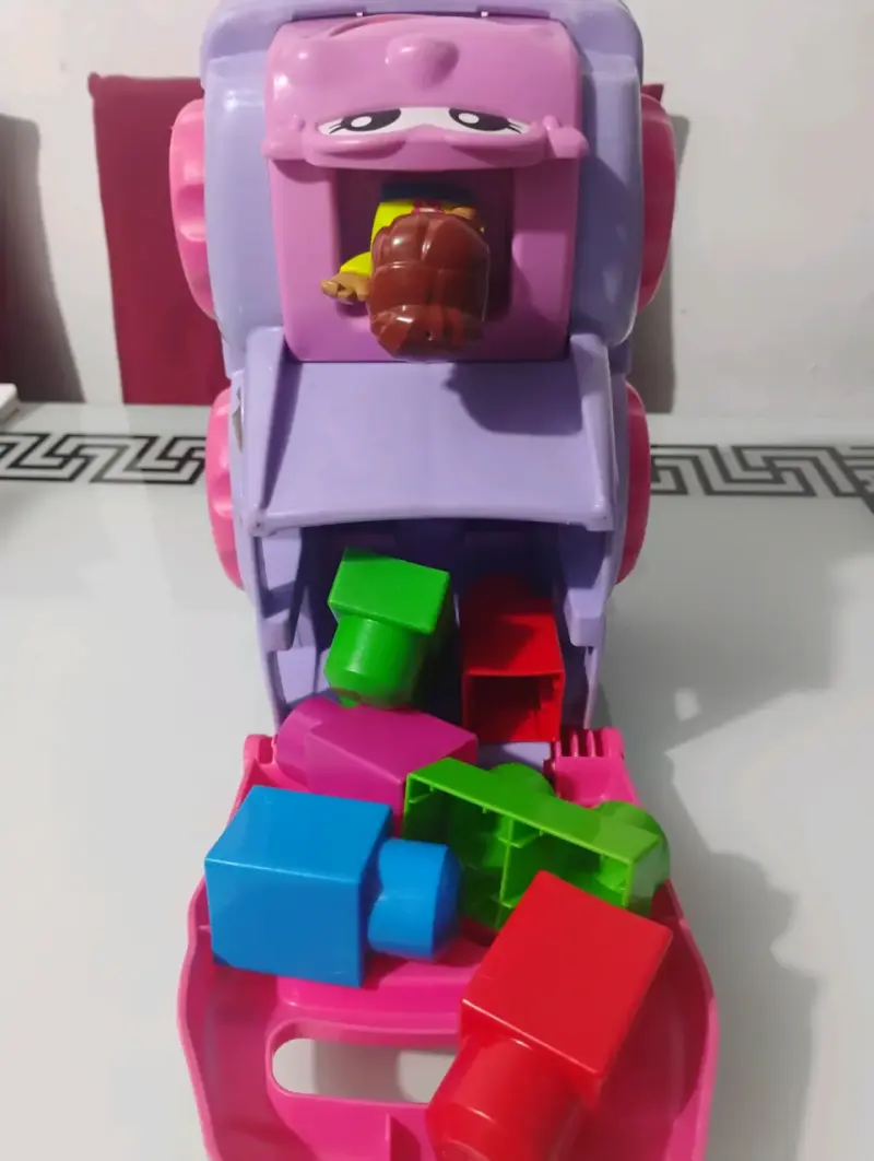 Camión de juguete ABC con bloques y figura - 4