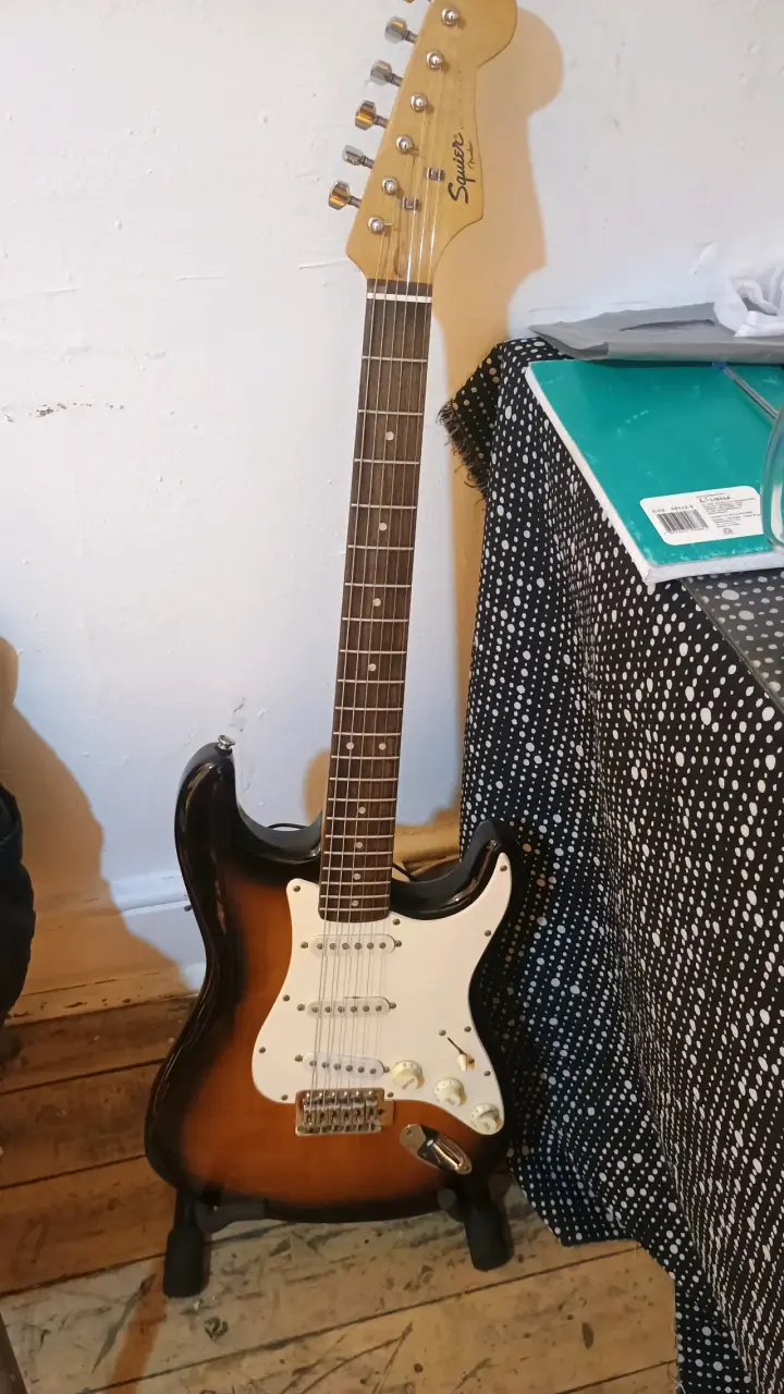 Guitarra eléctrica Squier Stratocaster sunburst