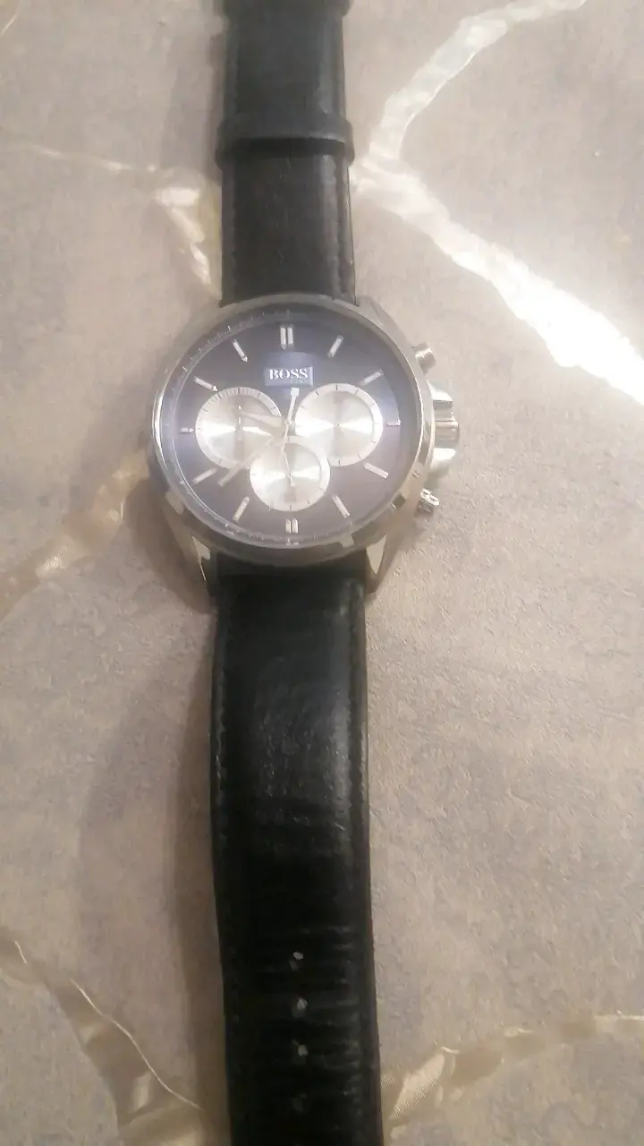 Reloj Hugo Boss con correa de cuero negro - 1