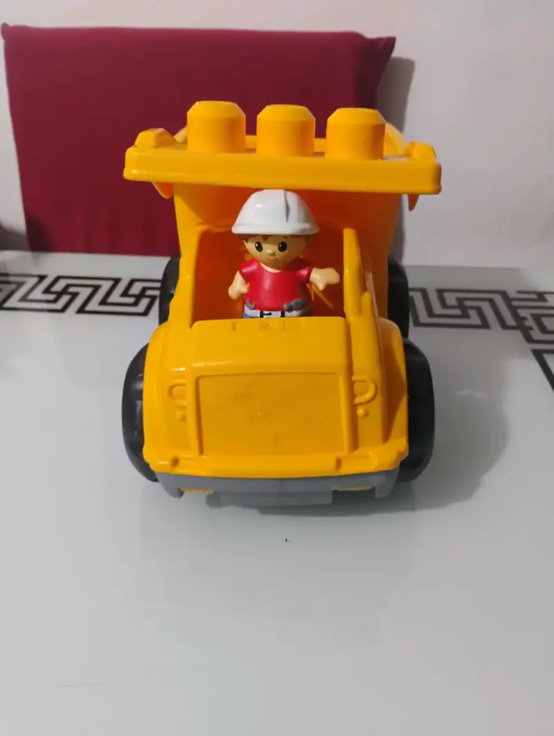 Camión de juguete con bloques y figura - 1