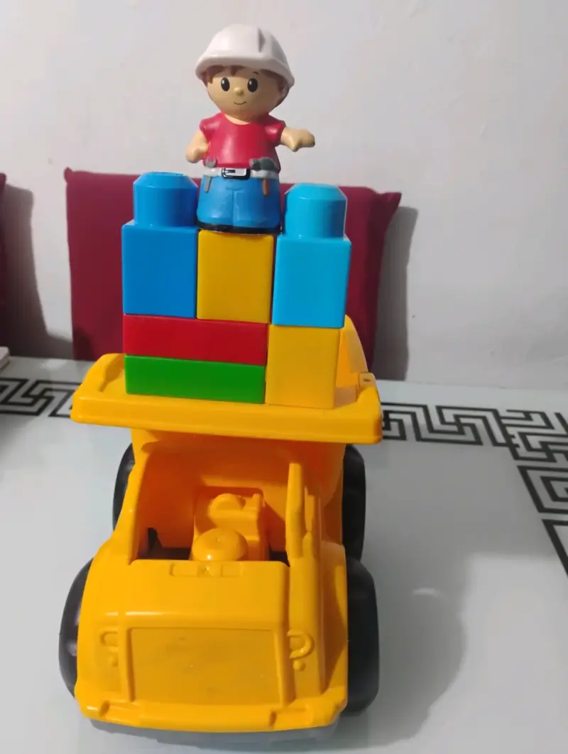 Camión de juguete con bloques y figura - 2