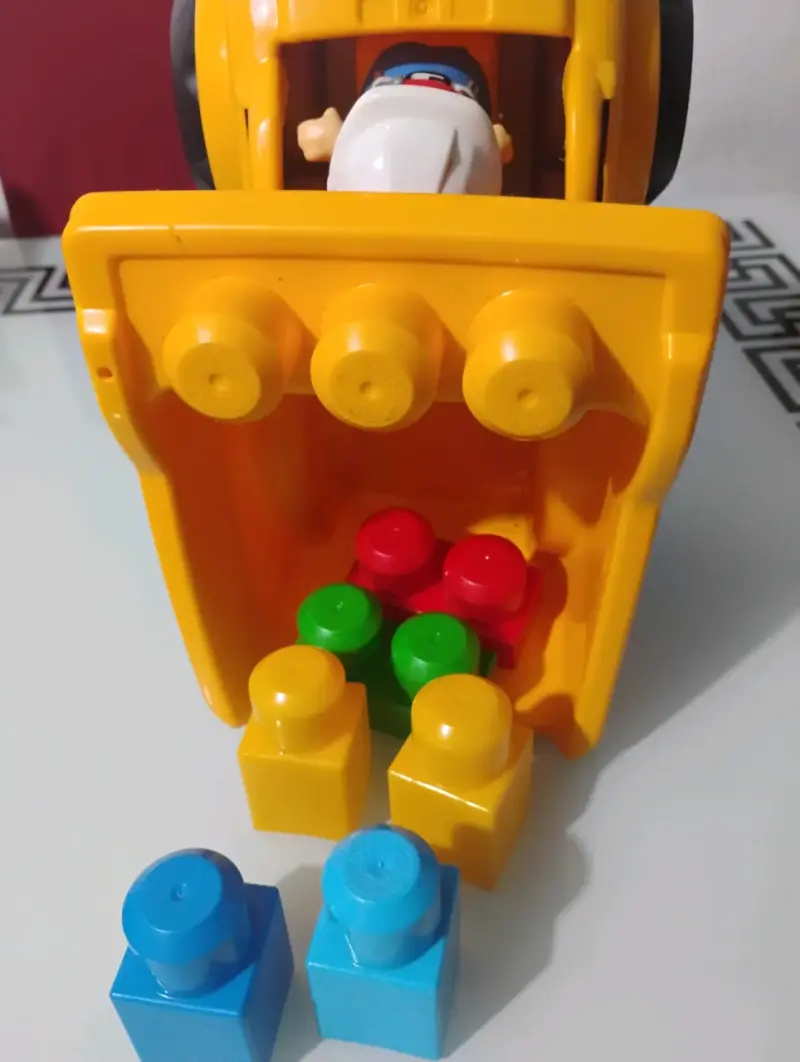 Camión de juguete con bloques y figura - 3