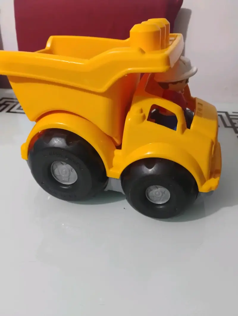 Camión de juguete con bloques y figura - 4