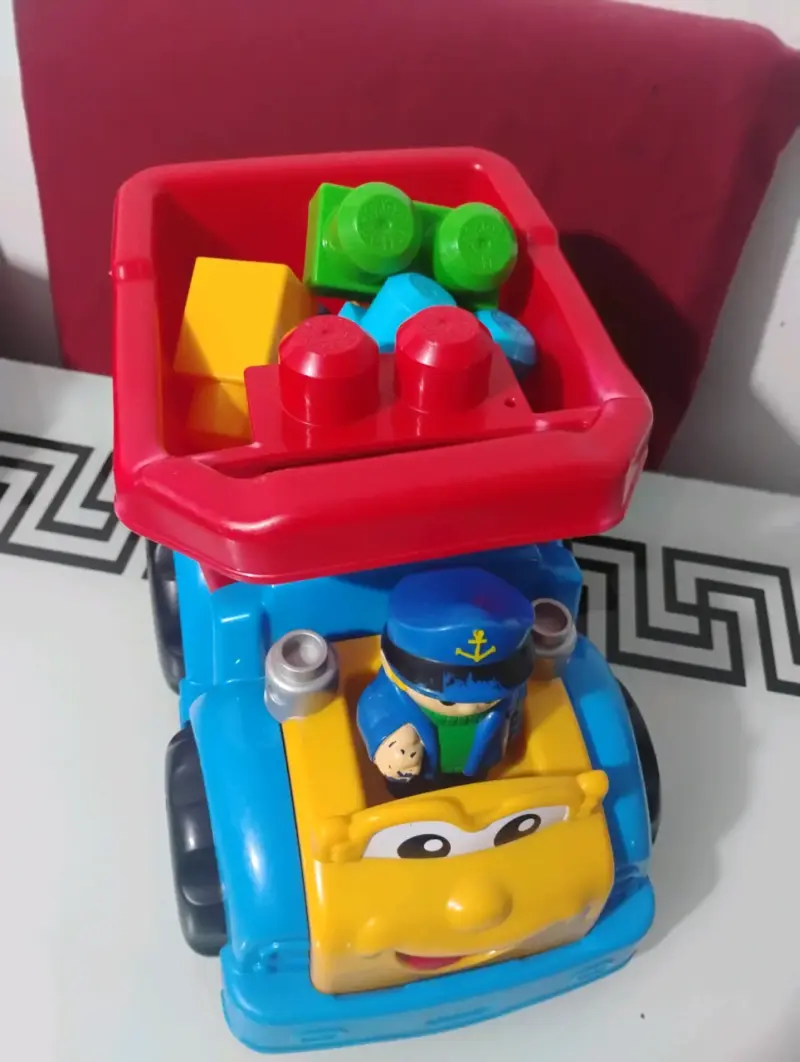 Camión de Juguete con Bloques y Figura - 2