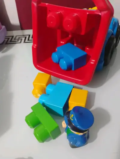 Camión de Juguete con Bloques y Figura - miniatura 3