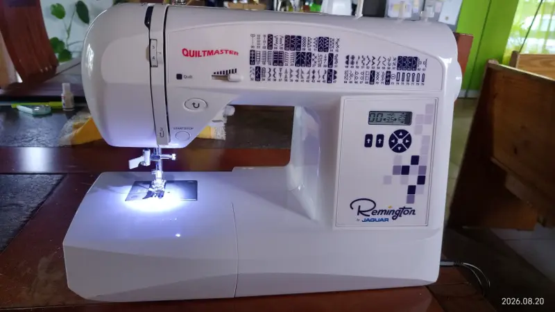 Máquina de Coser Remington Quiltmaster con Puntadas Variadas - 1