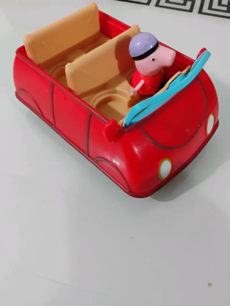 Auto de juguete rojo Peppa Pig con figura - 1
